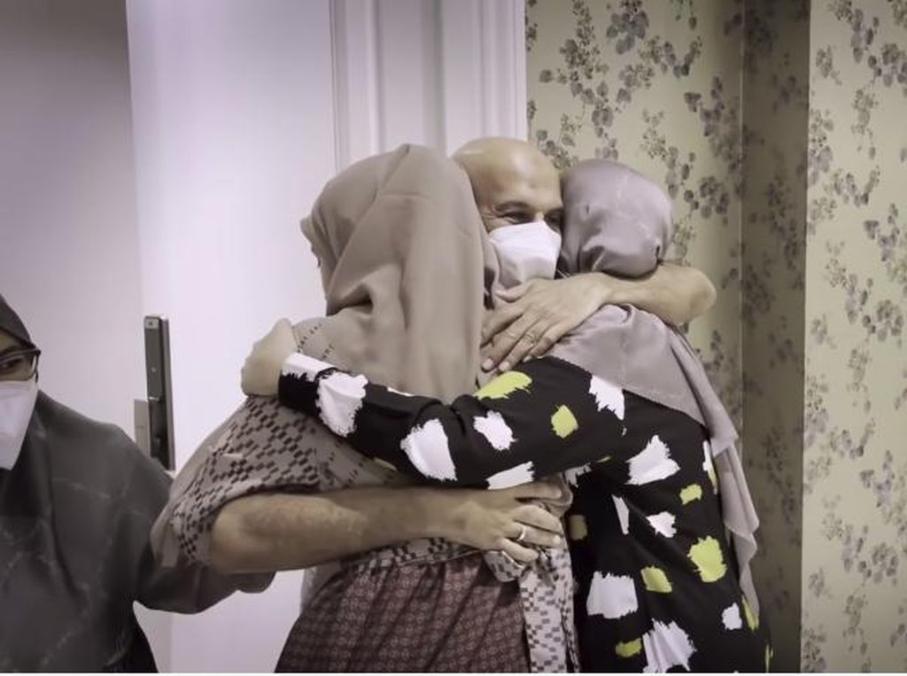 Tangis Haru Mark Sungkar Pertama Kali Lihat Anak Zaskia Tangis Haru Mark Sungkar Pertama Kali Lihat Anak Zaskia
