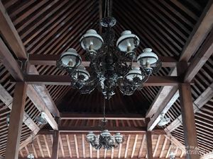 Cara Praktis Bersihkan Lampu Gantung di Rumah Cara Praktis Bersihkan Lampu Gantung di Rumah