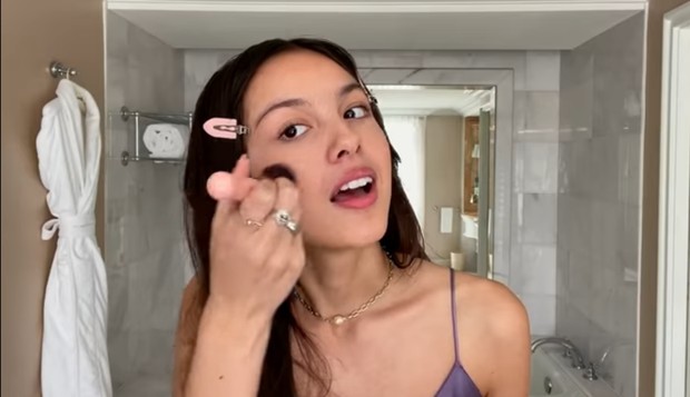 Menggunakan Blush On/youtube.com/vogue Menggunakan Blush On