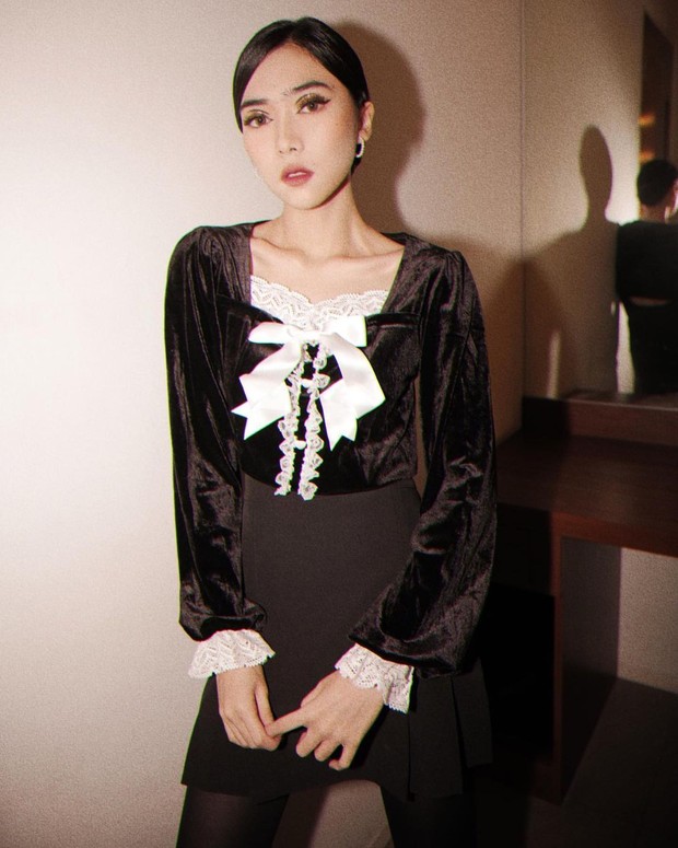 Salah satu OOTD klasik dari Isyana Sarasvati.