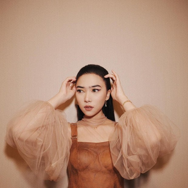 OOTD klasik ala Isyana Sarasvati.