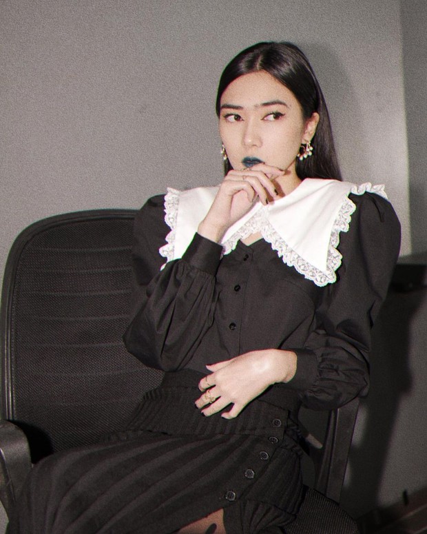 OOTD klasik ala Isyana Sarasvati.