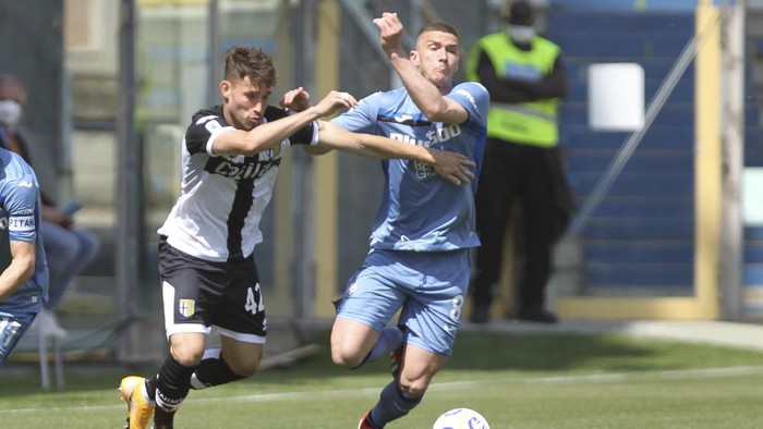 Parmas Maxime Busi, left, and Atalantas Robin Gosens fight for the ball during a Serie A soccer match between Parma and Atalanta, at the Ennio Tardini stadium, in Parma, Italy, Sunday, May 9, 2021. (Michele Nucci/LaPresse via AP)
