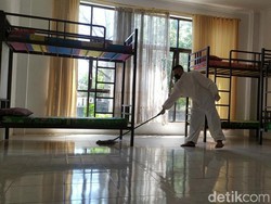 Melihat Aksi Pemuda Gereja Katolik Bersihkan Ruang Isolasi COVID-19 Ciamis