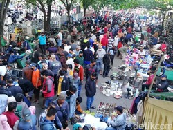 Pengunjung Pasar Klithikan Notoharjo Solo Membeludak!