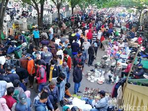 Pengunjung Pasar Klithikan Notoharjo Solo Membeludak! Pengunjung Pasar Klithikan Notoharjo Solo Membeludak!