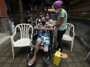 Penyandang Disabilitas di Bali Disuntik Vaksin COVID-19