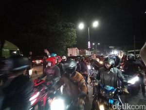 Pembatas Dibuka, Pemudik Lewati Penyekatan Karawang-Bekasi Tanpa Dicek