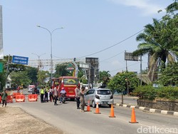 Viral Pemudik Terobos Penyekatan Perbatasan Karawang-Bekasi, Ini Kata Polisi