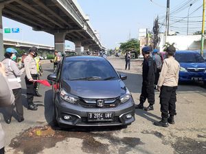 Sekat Pemudik di Bekasi, Ambulans-Truk Juga Ikut Diperiksa