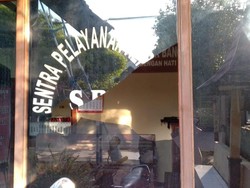 Pria Ngamuk Lempari Polsek Bangilan Tuban dengan Batu, Kaca SPKT Pecah