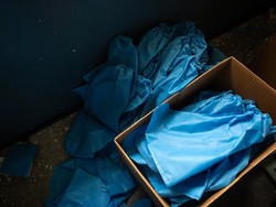 Fakta di Balik Viral APD Bekas Berserakan di Pusara