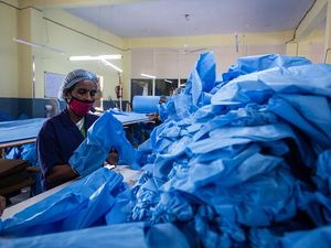 Potret Buruh Wanita di India Kerja Lembur di Tengah Ganasnya Corona Potret Buruh Wanita di India Kerja Lembur di Tengah Ganasnya Corona
