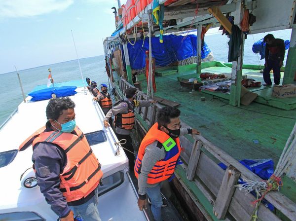 Potret Penyekatan Jalur Laut di Indramayu