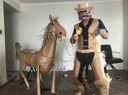 Bosan Karantina, Pria Ini Malah Jadi Koboi dan Bikin Kuda Kertas di Hotel