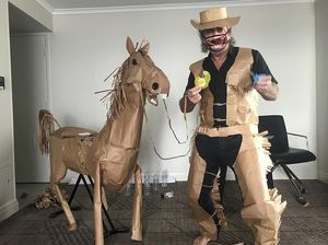 Bosan Karantina, Pria Ini Malah Jadi Koboi dan Bikin Kuda Kertas di Hotel Bosan Karantina, Pria Ini Malah Jadi Koboi dan Bikin Kuda Kertas di Hotel