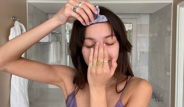 Relaksasi dengan Gua Sha/youtube.com/vogue Relaksasi dengan Gua Sha