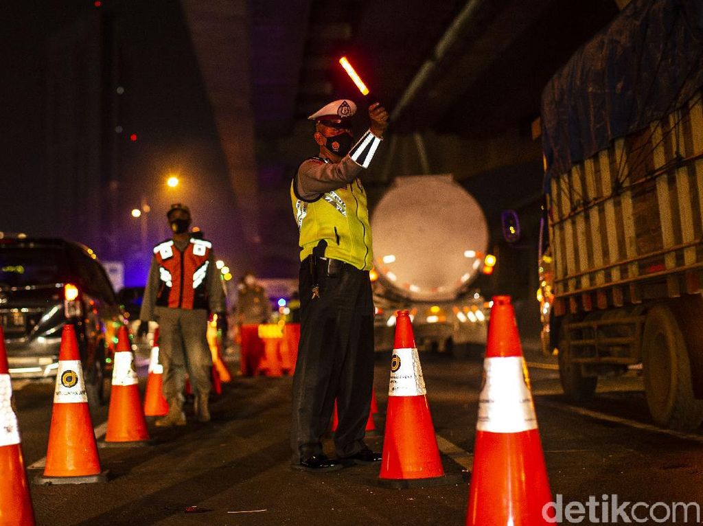 Polisi Lakukan Penyekatan Total di Tol Dalam Kota Jakarta, Ini Daftarnya