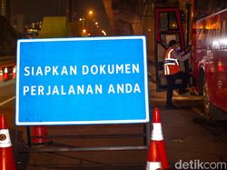 Mudik Dilarang, Ribuan Kendaraan Putar Balik di Tol Cikarang Barat
