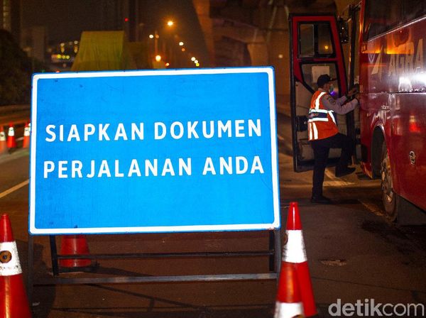 Mudik Dilarang, Ribuan Kendaraan Putar Balik di Tol Cikarang Barat