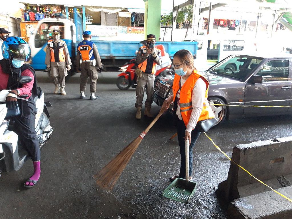 Satpol PP Tindak Pengunjung Pasar Tanah Abang yang Tak Patuhi Prokes Satpol PP Tindak Pengunjung Pasar Tanah Abang yang Tak Patuhi Prokes