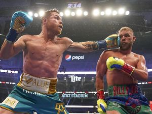 Dihajar Canelo, Saunders Babak Belur Sampai Dilarikan ke RS Dihajar Canelo, Saunders Babak Belur Sampai Dilarikan ke RS
