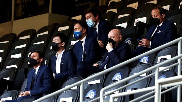 MILAN, ITALY - MAY 08: Steven Zhang, FC Internazionale president looks on during the Serie A match between FC Internazionale  and UC Sampdoria at Stadio Giuseppe Meazza on May 08, 2021 in Milan, Italy. Sporting stadiums around Italy remain under strict restrictions due to the Coronavirus Pandemic as Government social distancing laws prohibit fans inside venues resulting in games being played behind closed doors. (Photo by Marco Luzzani/Getty Images)