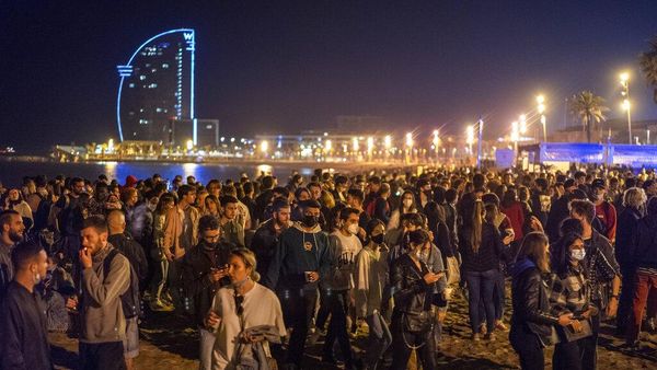 Aturan Jam Malam Berakhir, Pantai di Barcelona Ramai Warga