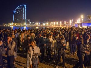 Aturan Jam Malam Berakhir, Pantai di Barcelona Ramai Warga