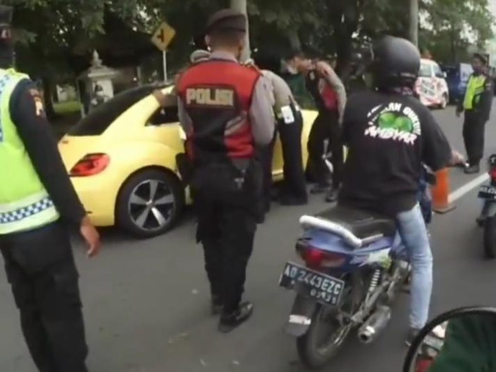 Spek Mobil VW yang Terobos Penyekatan Pemudik dan Tabrak Polisi di Klaten