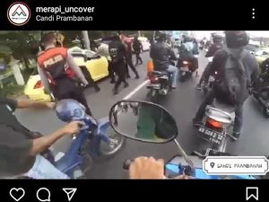 Mobil Terobos Penyekatan-Tabrak Polisi, Terdengar Suara Mirip Tembakan Mobil Terobos Penyekatan-Tabrak Polisi, Terdengar Suara Mirip Tembakan