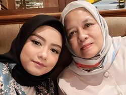 Tika Ramlan Sekeluarga Positif COVID-19, Kondisi Ibunda Sempat Gawat