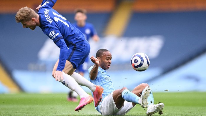 MANCHESTER, ENGLAND - MAY 08: Raheem Sterling of Manchester City tackles Timo Werner of Chelsea during the Premier League match between Manchester City and Chelsea at Etihad Stadium on May 08, 2021 in Manchester, England. Sporting stadiums around the UK remain under strict restrictions due to the Coronavirus Pandemic as Government social distancing laws prohibit fans inside venues resulting in games being played behind closed doors. (Photo by Laurence Griffiths/Getty Images)