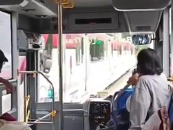 Viral Bus BST Serempet KA Batara Kresna di Jalan Slamet Riyadi Solo