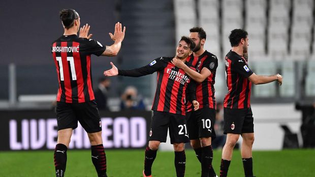 TURIN, ITALY - MAY 09: Brahim Diaz of A.C. Milan celebrates with Zlatan Ibrahimovic and Hakan Calhanoglu after scoring their side's first goal during the Serie A match between Juventus  and AC Milan at  on May 09, 2021 in Turin, Italy. Sporting stadiums around Italy remain under strict restrictions due to the Coronavirus Pandemic as Government social distancing laws prohibit fans inside venues resulting in games being played behind closed doors. (Photo by Valerio Pennicino/Getty Images)
