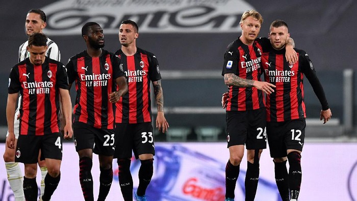 TURIN, ITALY - MAY 09: Ante Rebic of A.C. Milan celebrates with Simon Kjaer after scoring their sides second goal during the Serie A match between Juventus  and AC Milan at  on May 09, 2021 in Turin, Italy. Sporting stadiums around Italy remain under strict restrictions due to the Coronavirus Pandemic as Government social distancing laws prohibit fans inside venues resulting in games being played behind closed doors. (Photo by Valerio Pennicino/Getty Images)