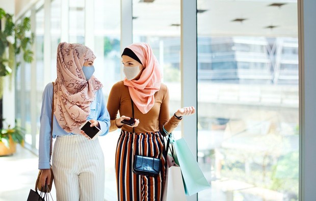 Belanja untuk hari raya.