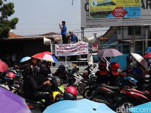 Buruh di Bandung Ramai-ramai Tagih THR, Tutup Akses Jalan