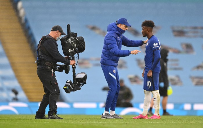 MANCHESTER, ENGLAND - MAY 08: Thomas Tuchel, Manager of Chelsea speaks with Callum Hudson-Odoi of Chelsea following the Premier League match between Manchester City and Chelsea at Etihad Stadium on May 08, 2021 in Manchester, England. Sporting stadiums around the UK remain under strict restrictions due to the Coronavirus Pandemic as Government social distancing laws prohibit fans inside venues resulting in games being played behind closed doors. (Photo by Shaun Botterill/Getty Images)