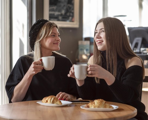 Cara Move On dari Mantan/sumber: www.freepik.com/ Membagi cerita dengan orang terdekat.