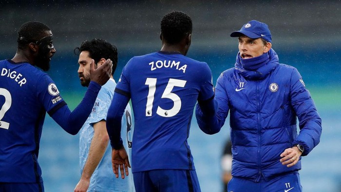 MANCHESTER, ENGLAND - MAY 08: Thomas Tuchel, Manager of Chelsea interacts with Kurt Zouma of Chelsea after the Premier League match between Manchester City and Chelsea at Etihad Stadium on May 08, 2021 in Manchester, England. Sporting stadiums around the UK remain under strict restrictions due to the Coronavirus Pandemic as Government social distancing laws prohibit fans inside venues resulting in games being played behind closed doors. (Photo by Martin Rickett - Pool/Getty Images)