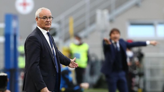 MILAN, ITALY - MAY 08: Claudio Ranieri, Head Coach of U.C. Sampdoria looks on during the Serie A match between FC Internazionale  and UC Sampdoria at Stadio Giuseppe Meazza on May 08, 2021 in Milan, Italy. Sporting stadiums around Italy remain under strict restrictions due to the Coronavirus Pandemic as Government social distancing laws prohibit fans inside venues resulting in games being played behind closed doors. (Photo by Marco Luzzani/Getty Images)