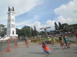 Hari Pertama PPKM di Bukittinggi, Area Jam Gadang Dipagari Besi