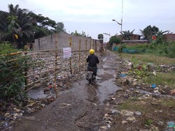 Usai Camat Ditegur Bobby, Sampah di Medan Dipindah dari Tengah ke Tepi Jalan