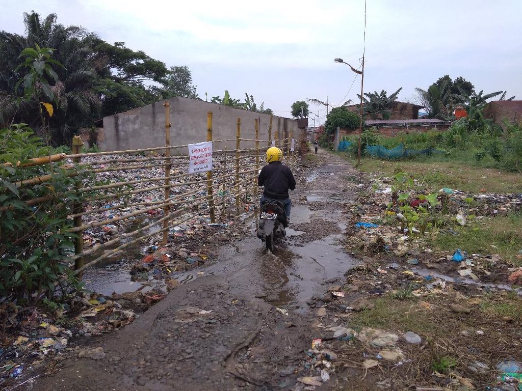 Usai Camat Ditegur Bobby, Sampah di Medan Dipindah dari Tengah ke Tepi Jalan Usai Camat Ditegur Bobby, Sampah di Medan Dipindah dari Tengah ke Tepi Jalan