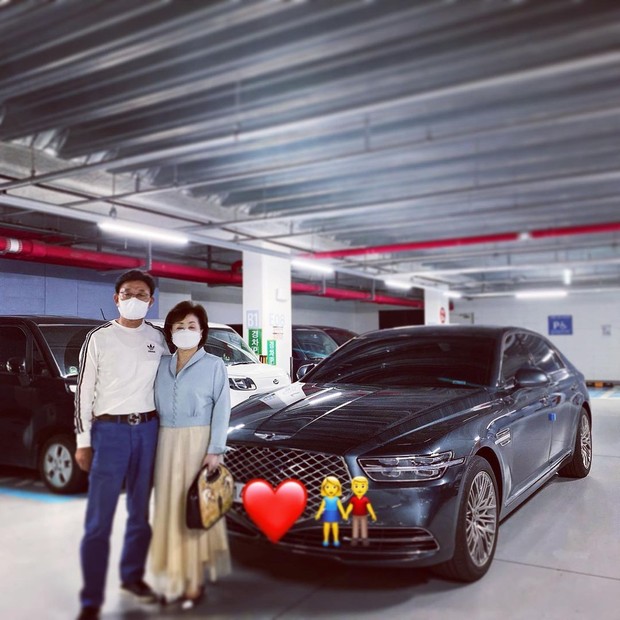 DinDin memberikan mobil mewah untuk orang tuanya DinDin memberikan mobil mewah untuk orang tuanya (foto: instagram.com/dindinem)