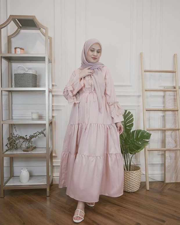 Potret cantik dwi handayani hamil