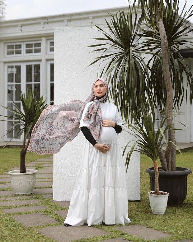 Potret cantik kehamilan dwi handa