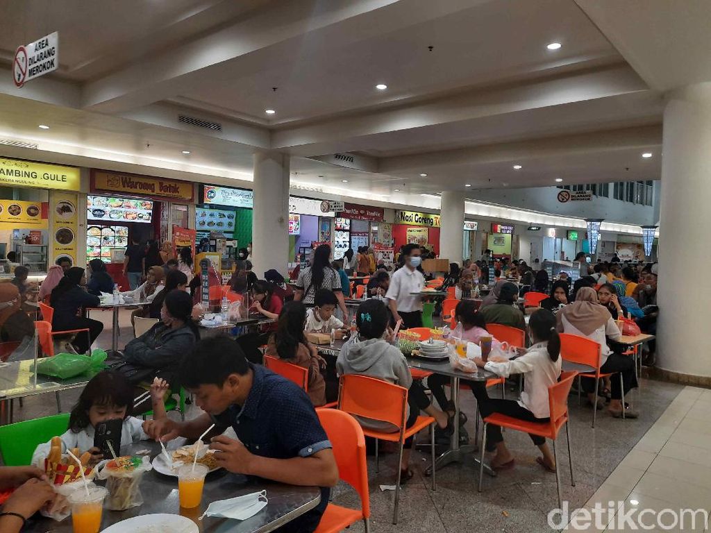 Food Court Royal Plaza Penuh, Pengunjung Bukber Antre Cegah Kerumunan
