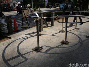Foto Ada Portal S Kini Trotoar Kuningan Bebas Pemotor Foto Ada Portal S Kini Trotoar Kuningan Bebas Pemotor